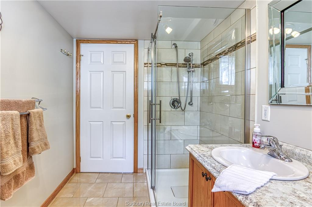 320 DENIS Crescent, Azilda Ontario, Canada