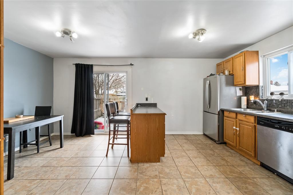 1221 THISTLEDOWN Avenue, Sarnia, Ontario, Canada