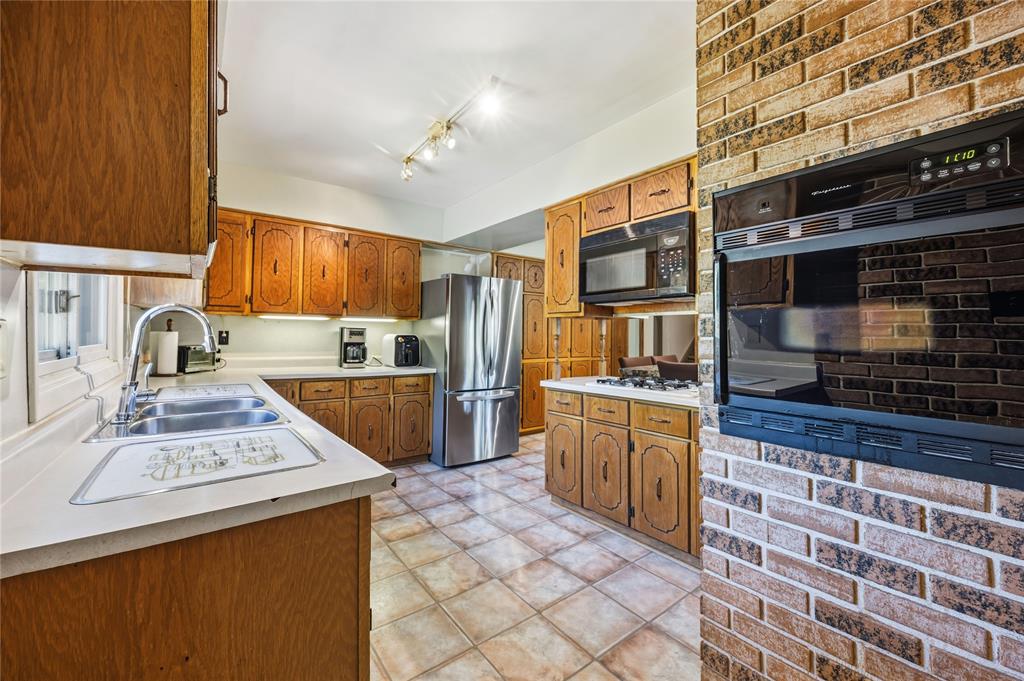1576 MALLAH Drive, Sarnia, Ontario, Canada photo 9