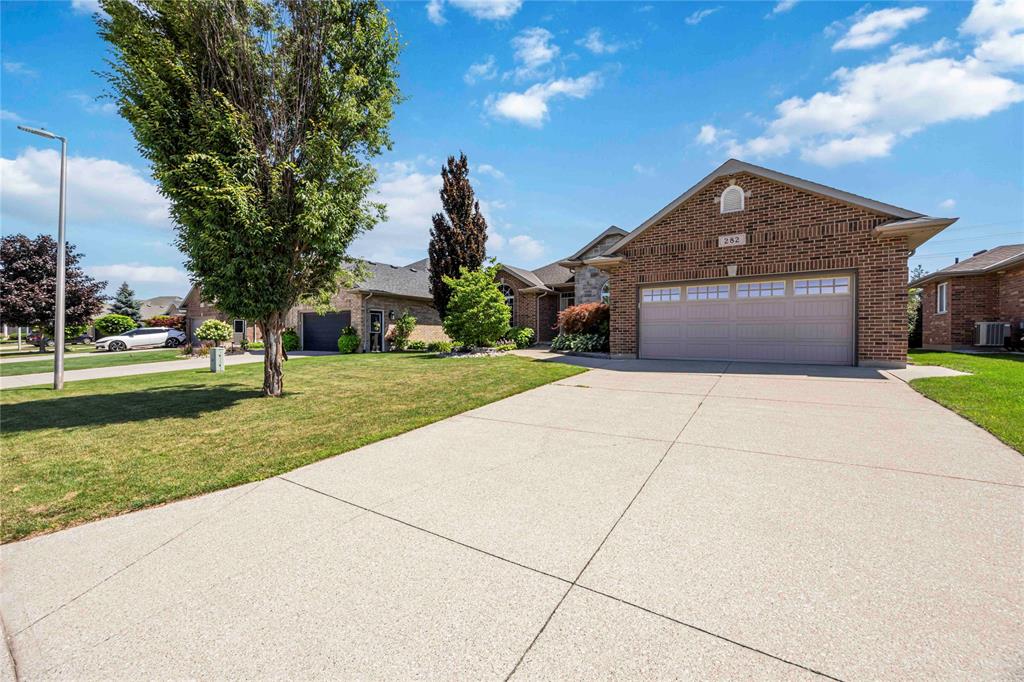 282 SAWGRASS Place, Sarnia, Ontario, Canada photo 2