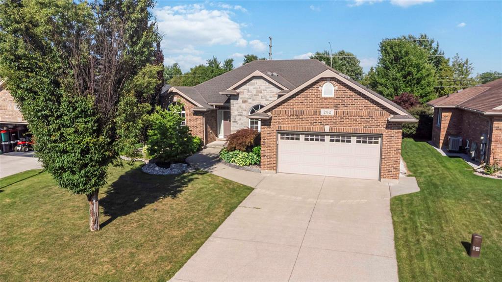 282 SAWGRASS Place, Sarnia, Ontario, Canada photo 3