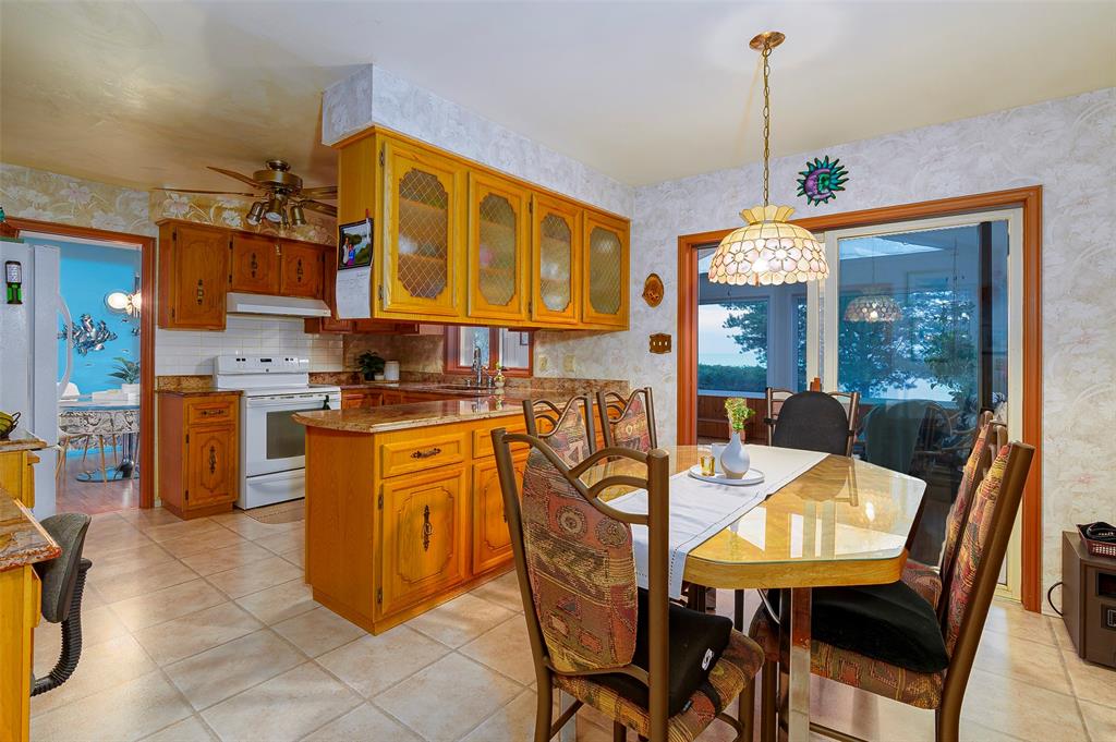 3472 QUEEN Street, Plympton-Wyoming, Ontario, Canada