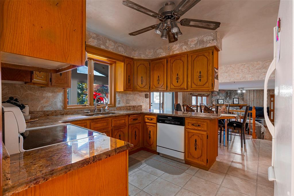 3472 QUEEN Street, Plympton-Wyoming, Ontario, Canada