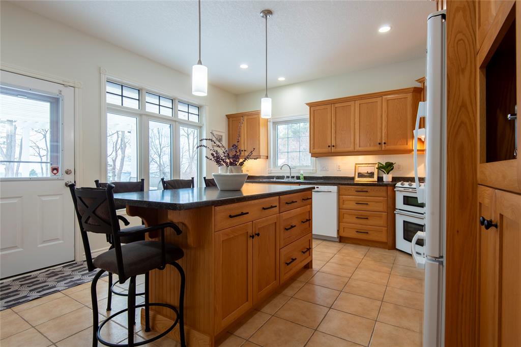 7359 BLUE POINT BAY Path, Plympton-Wyoming, Ontario, Canada photo 17