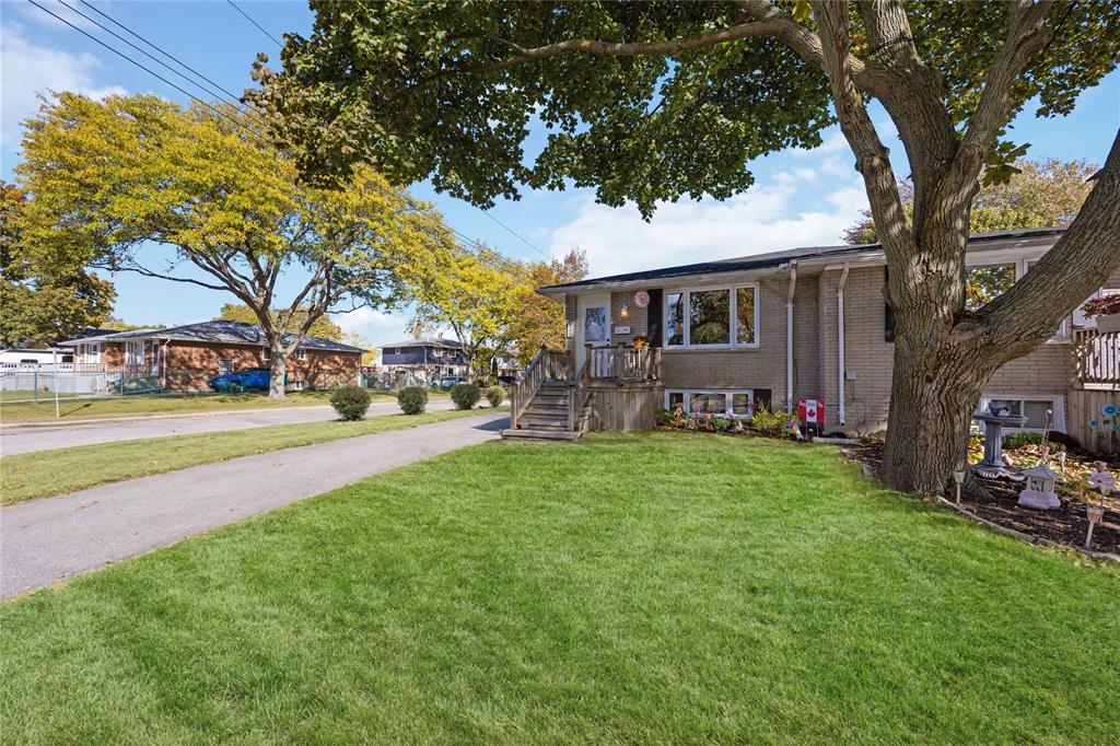 828 ASSINIBOINE Crescent, Sarnia, Ontario, Canada photo 3