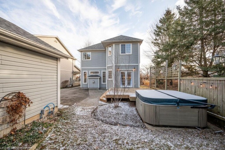 570 Eastbridge Boulevard, Waterloo, Ontario, Canada photo 2