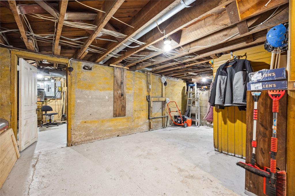 613 BROADWAY Street, Plympton-Wyoming, Ontario, Canada