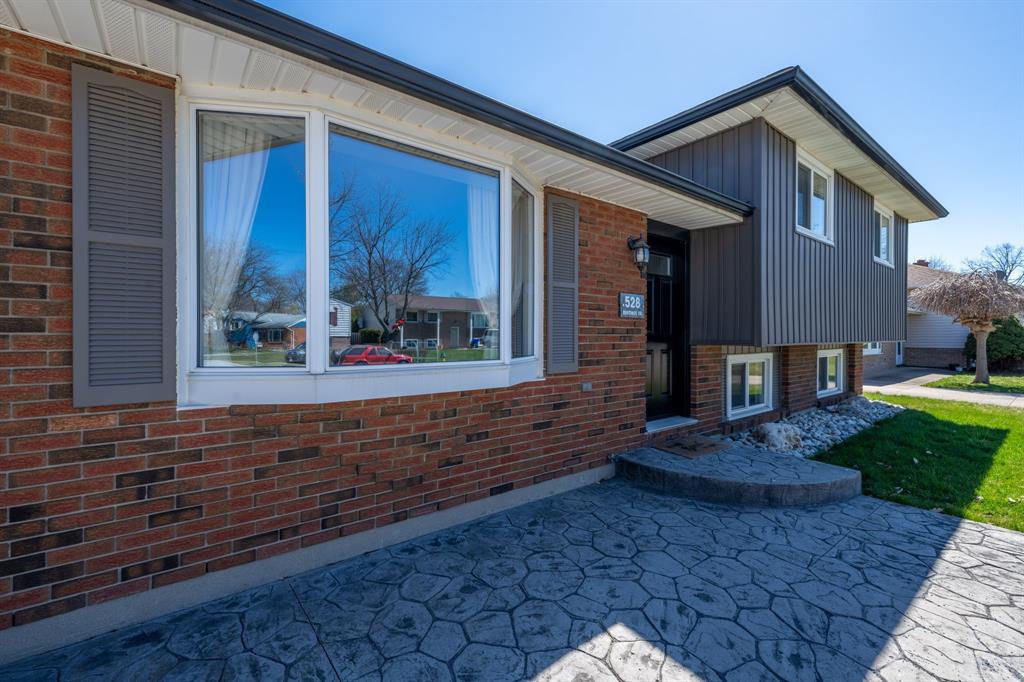 528 BENTINCK Drive, Sarnia, Ontario, Canada photo 2