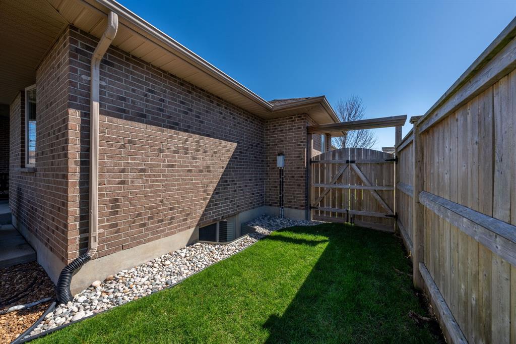 293 SAWGRASS Place, Sarnia, Ontario, Canada