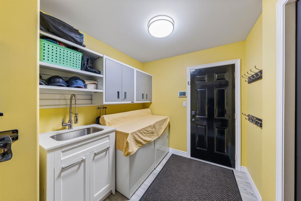 108 PAUL SLOGGETT Court, Sarnia, Ontario, Canada
