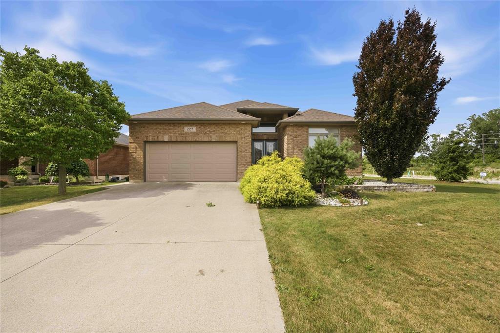 227 CLAIRWOOD Crescent, St. Clair, Ontario, Canada photo 2
