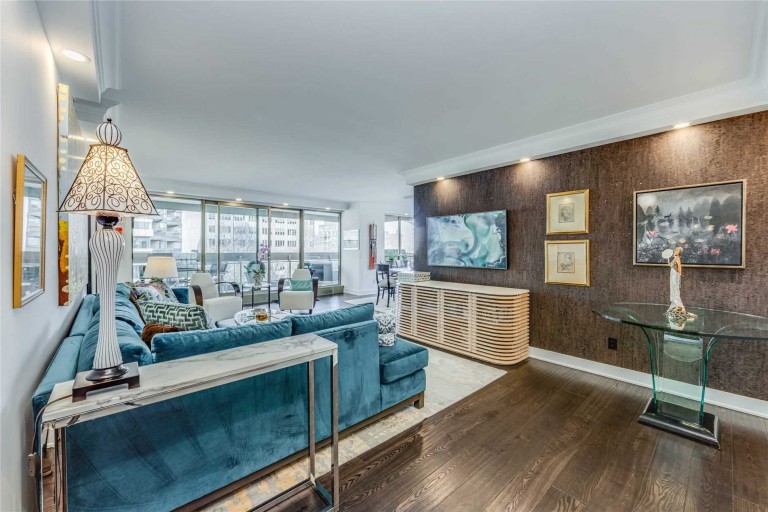 61 St Clair Ave W 903, Toronto, Ontario, Canada photo 2