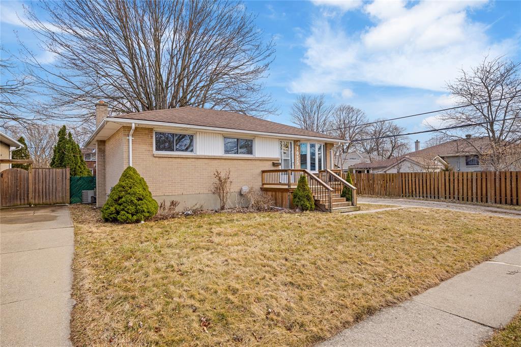 1035 CONNAUGHT Crescent, Sarnia, Ontario, Canada photo 2