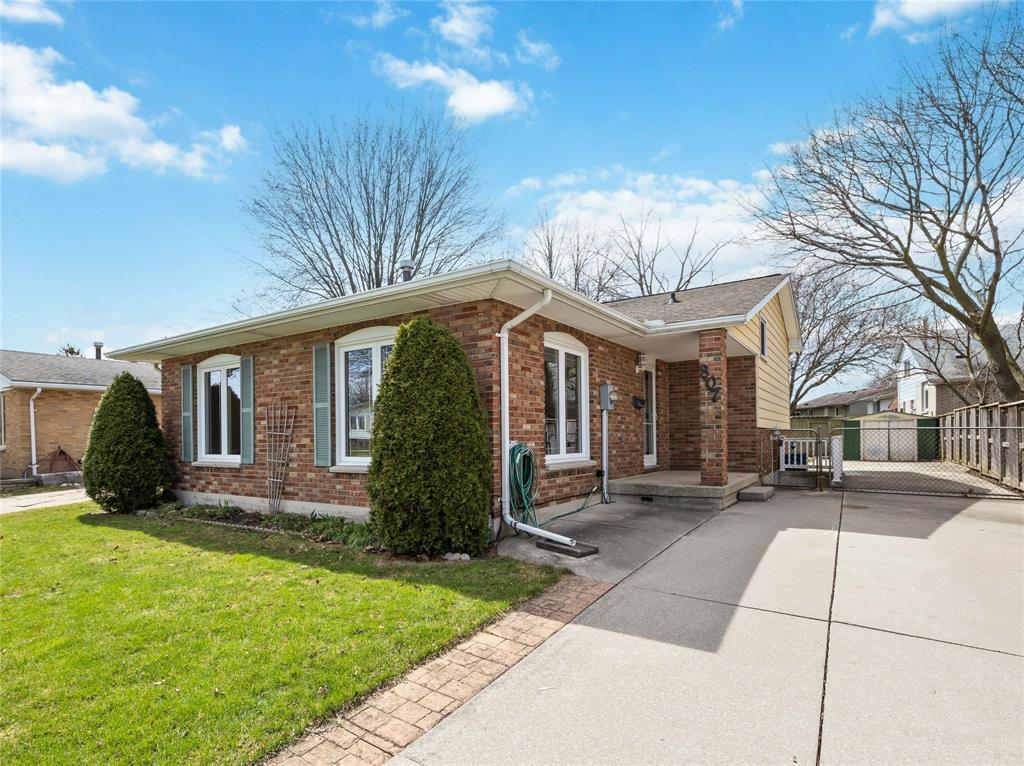 807 Prestwick Crescent, Sarnia Ontario, Canada