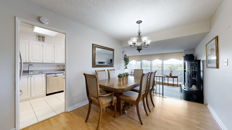 813-270 Scarlett Rd, Toronto, Ontario, Canada photo 4