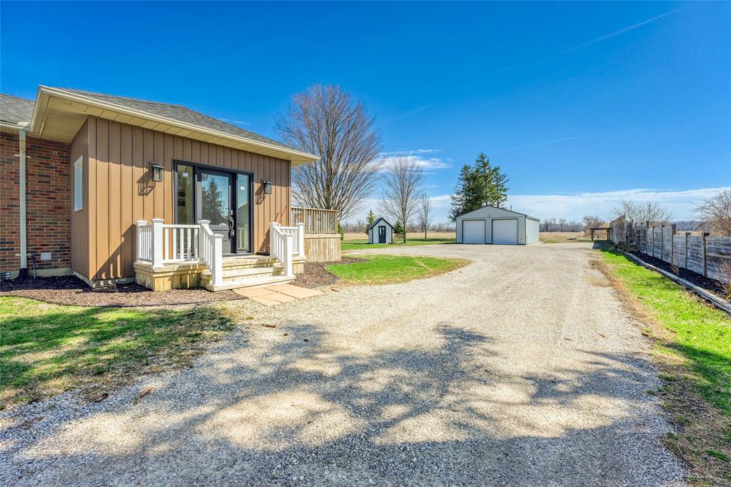 4083 LONDON Line, Plympton-Wyoming, Ontario, Canada photo 2