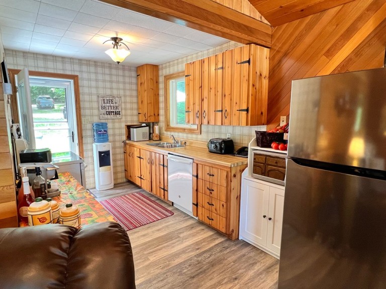 1630 Allen Lake Drive, Harcourt, Ontario, Canada photo 2