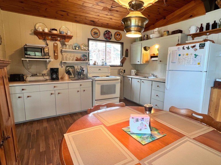 1069 Cohosh Lane, Harcourt, Ontario, Canada photo 2