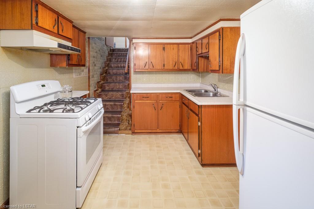 144 BURNS Street, Strathroy Ontario, Canada