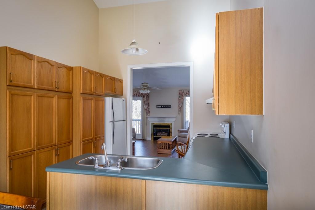 307 METCALFE Street E Unit# 10, Strathroy Ontario, Canada