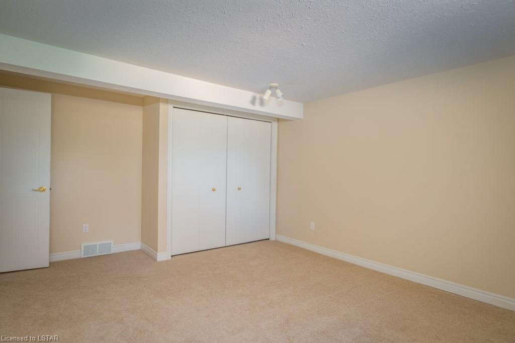 307 METCALFE Street E Unit# 10, Strathroy Ontario, Canada