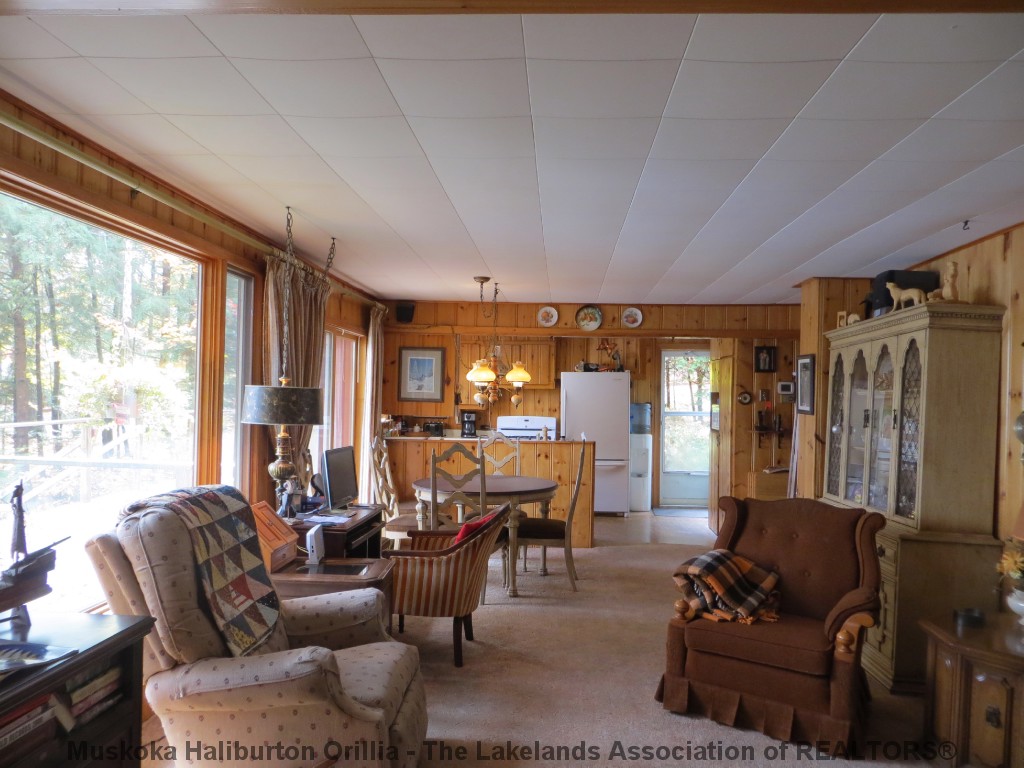 1043 AUTUMN LANE, Haliburton, Ontario, Canada