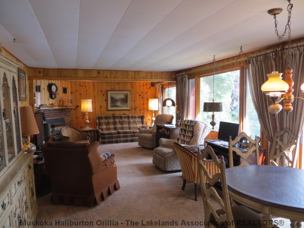 1043 AUTUMN LANE, Haliburton, Ontario, Canada