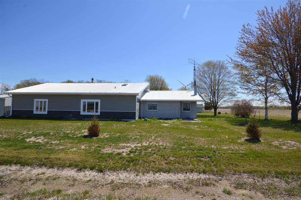 4060 Bluepoint Drive, Sarnia, Ontario — MLS 201570778 - Sarnia Real Estate