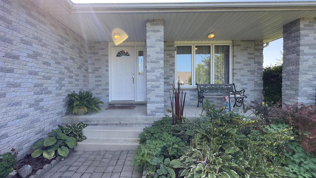 4335 BLUEPOINT Drive, Plympton-Wyoming, Ontario, Canada