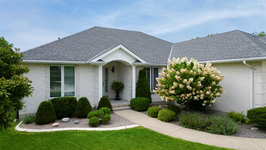 125 PAUL SLOGGETT Drive, Sarnia, Ontario, Canada