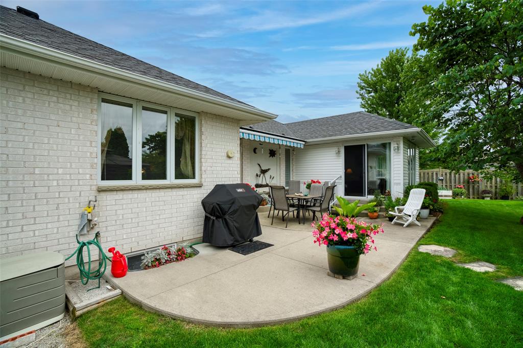 125 PAUL SLOGGETT Drive, Sarnia, Ontario, Canada