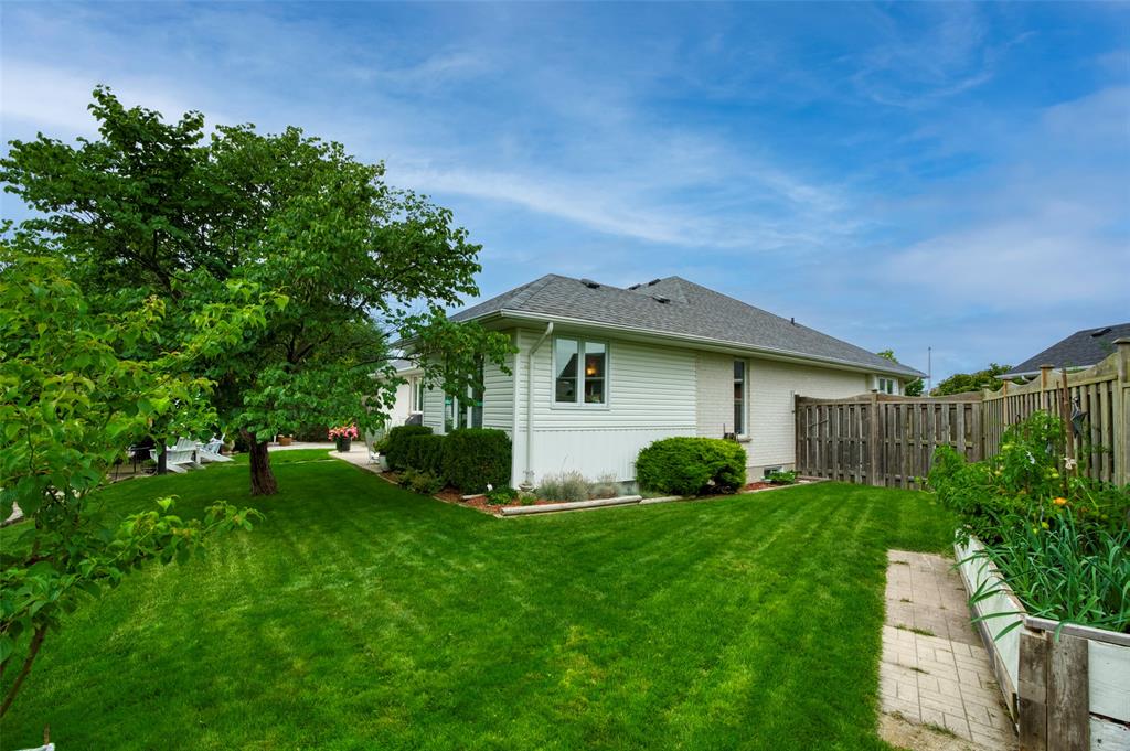 125 PAUL SLOGGETT Drive, Sarnia, Ontario, Canada