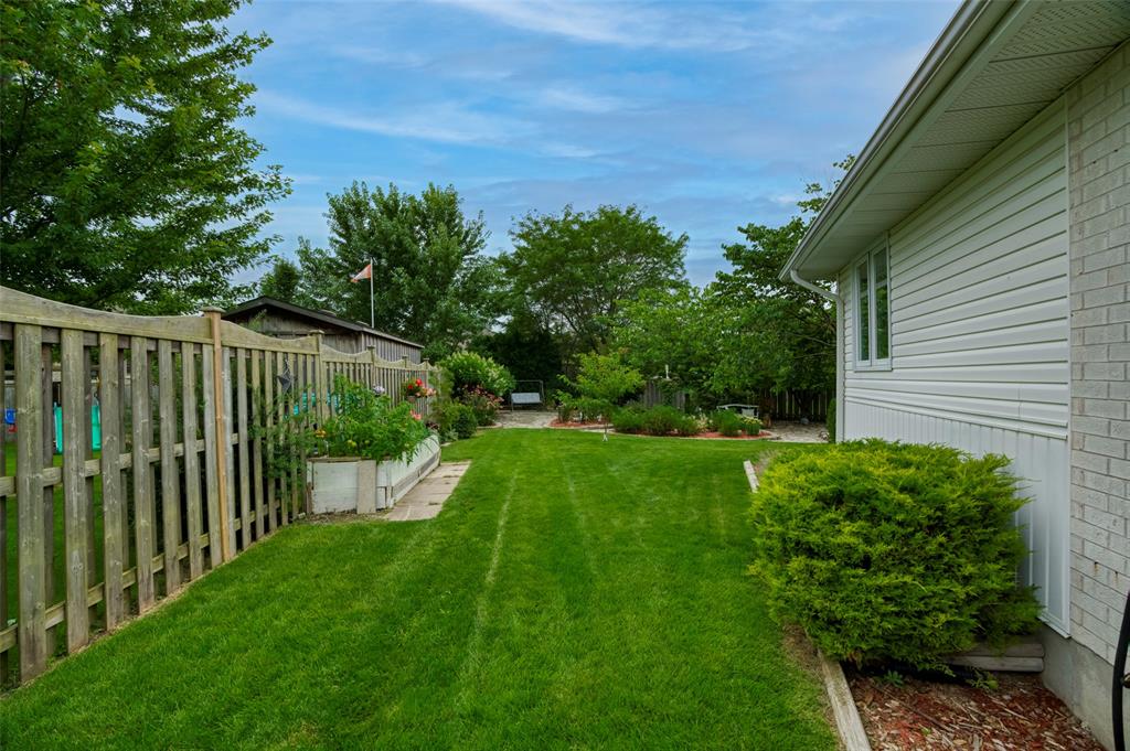 125 PAUL SLOGGETT Drive, Sarnia, Ontario, Canada