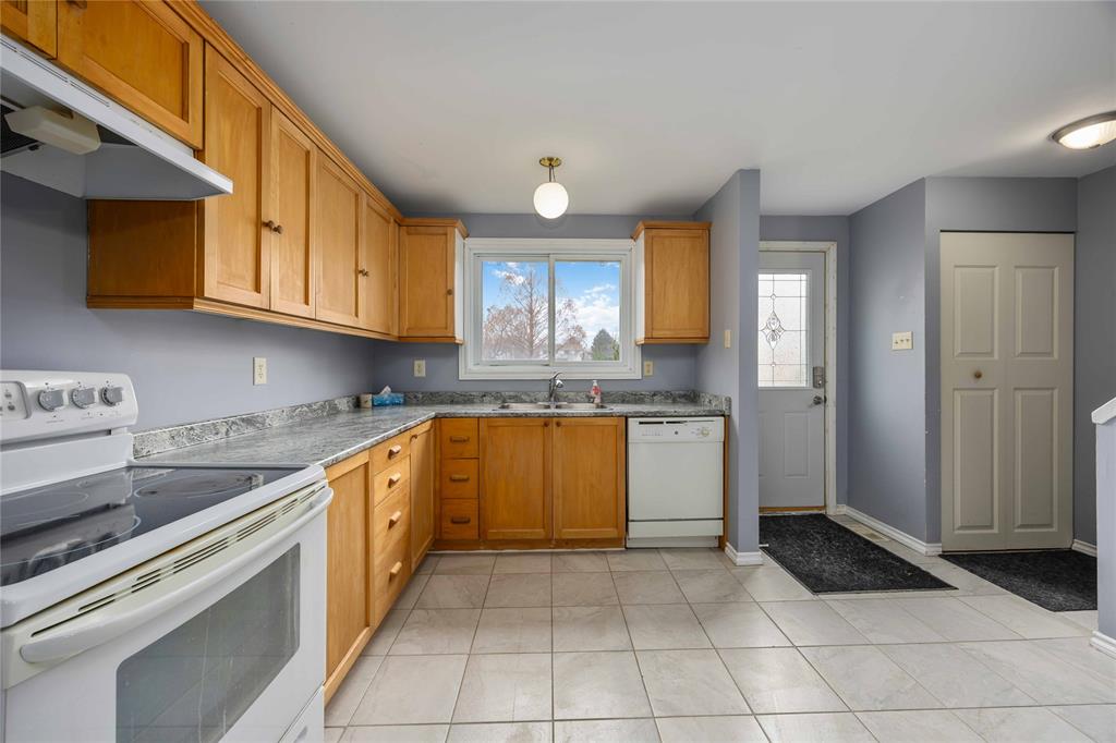 589 CARDIFF Drive, Sarnia, Ontario, Canada photo 8
