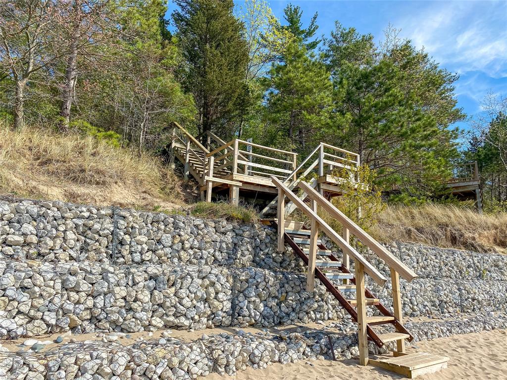 10265 MAPLEWOOD Avenue, Lambton Shores, Ontario, Canada