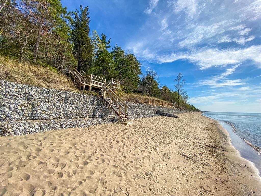 10265 MAPLEWOOD Avenue, Lambton Shores, Ontario, Canada
