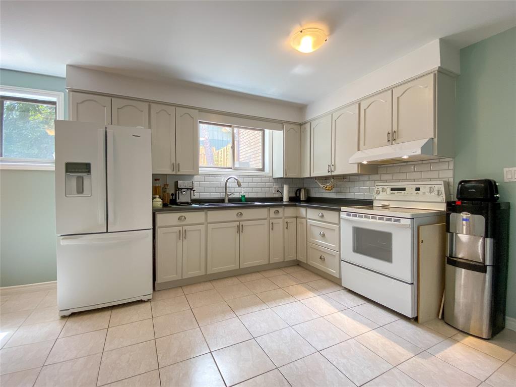 10265 MAPLEWOOD Avenue, Lambton Shores, Ontario, Canada