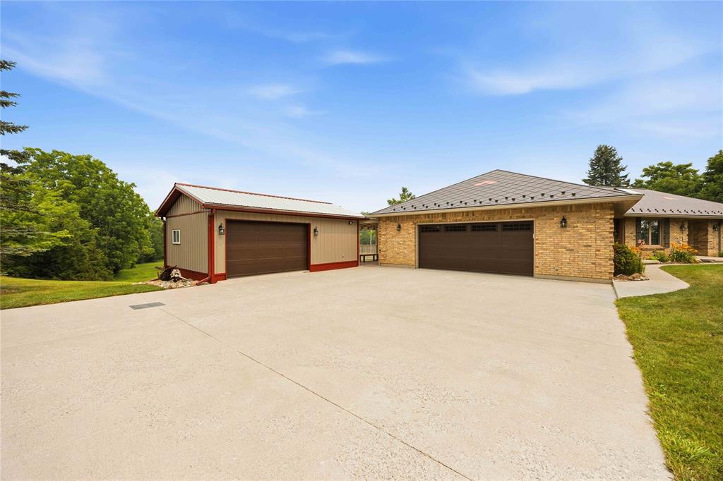 4386 EGREMONT Road, Plympton-Wyoming, Ontario, Canada photo 2