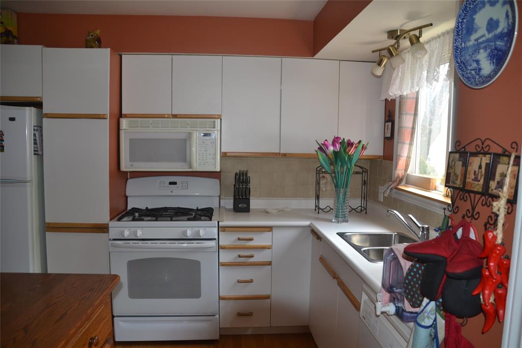 945 HOLLANDS Avenue, Sarnia Ontario, Canada