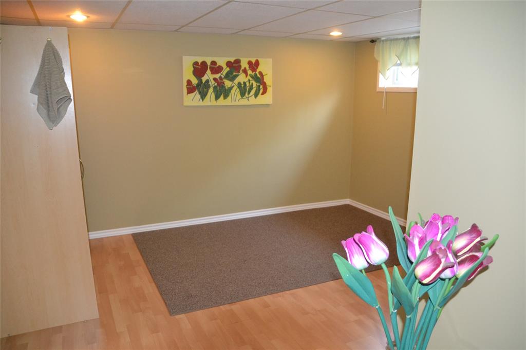 945 HOLLANDS Avenue, Sarnia Ontario, Canada