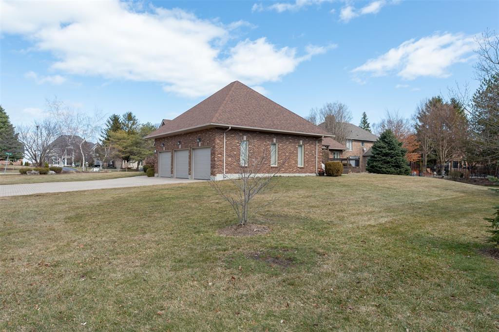 2175 YEATES Court, Sarnia Ontario, Canada