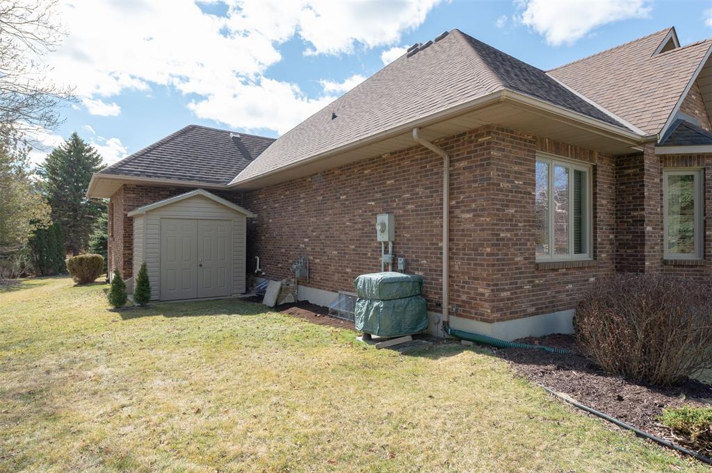 2175 YEATES Court, Sarnia Ontario, Canada