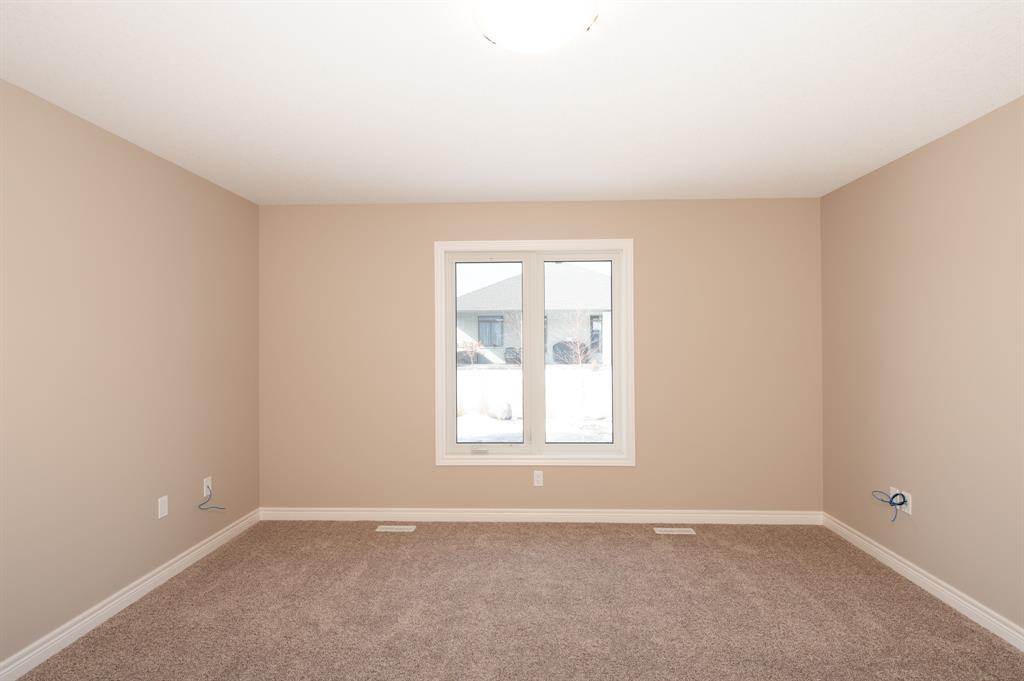 620 GIANLUCA Avenue, Sarnia Ontario, Canada