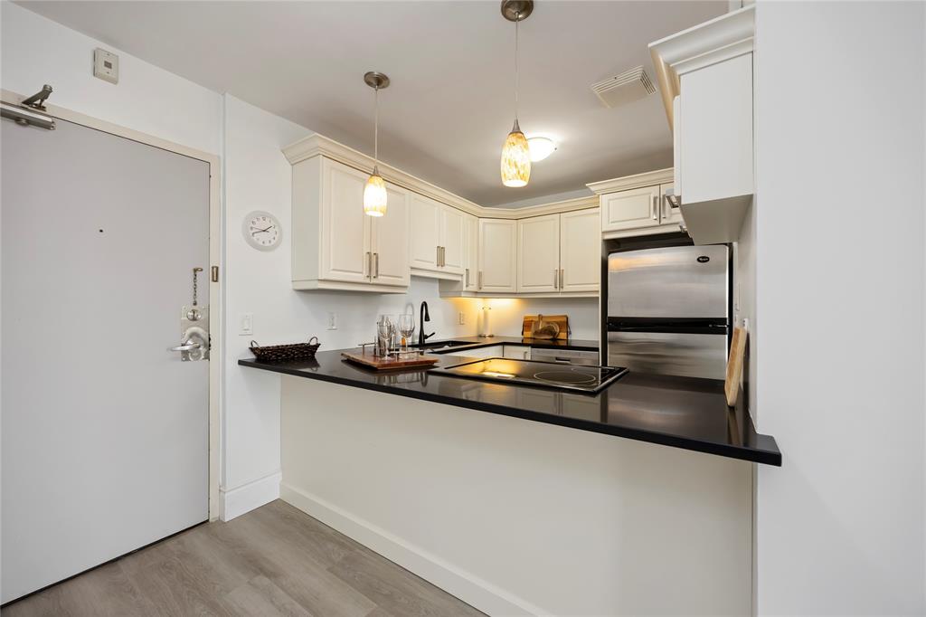 10 DERBY Lane Unit# 306, Sarnia, Ontario, Canada photo 4