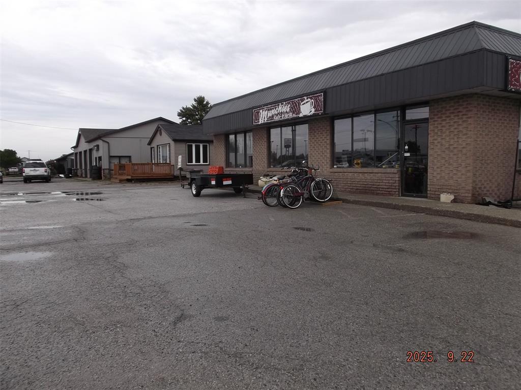 4212 OIL HERITAGE Road, Petrolia, Ontario, Canada photo 3