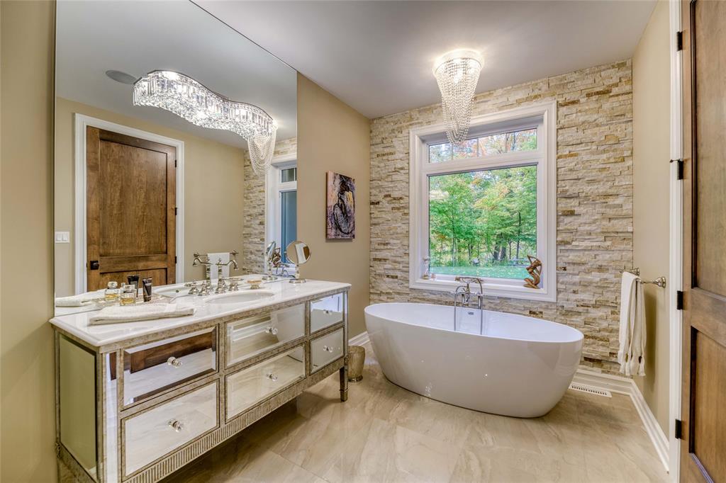 4921 EDITH Lane, Plympton-Wyoming Ontario, Canada