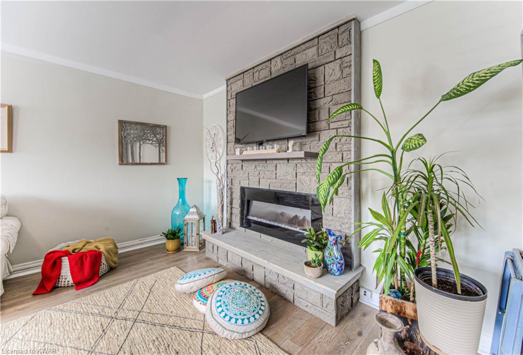 296 BLUEVALE Street N Unit# D, Waterloo, Ontario, Canada