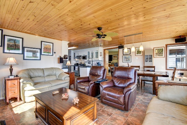 215D Paradise Landing, Maynooth, Ontario, Canada