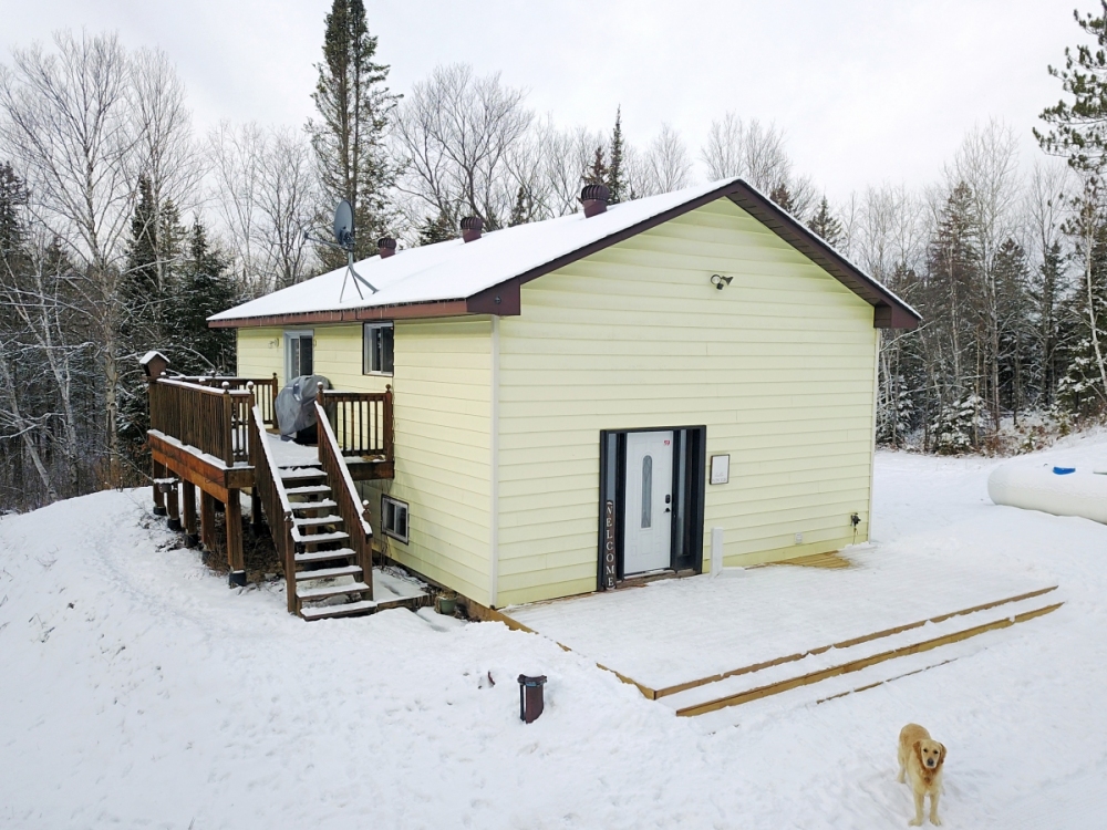 384 Robinson Rd, Hastings Highlands Ontario, Canada