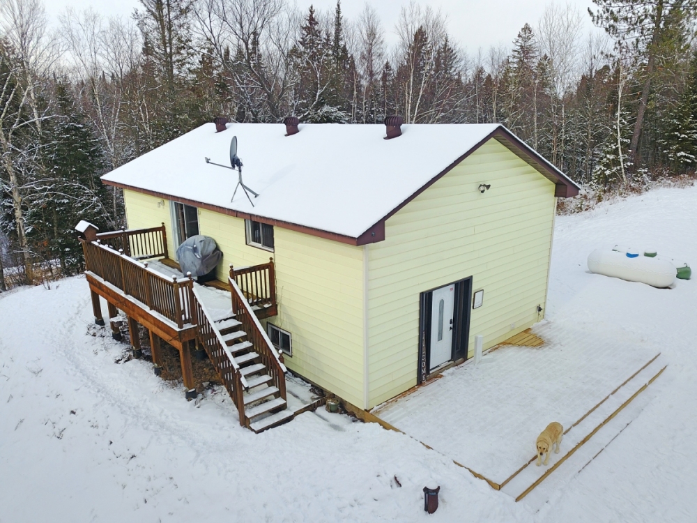 384 Robinson Rd, Hastings Highlands Ontario, Canada